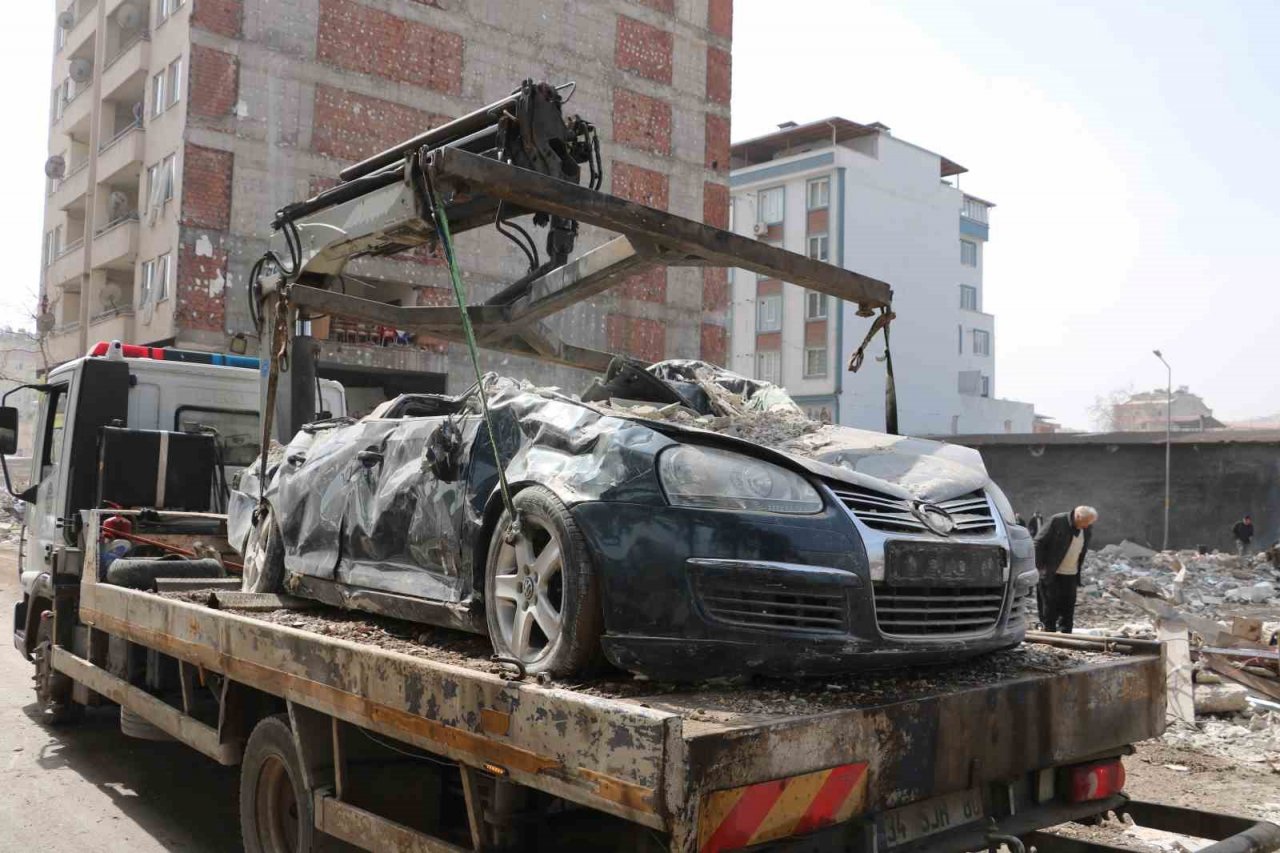 Enkazdan çıkardıkları otomobili elleriyle temizlediler