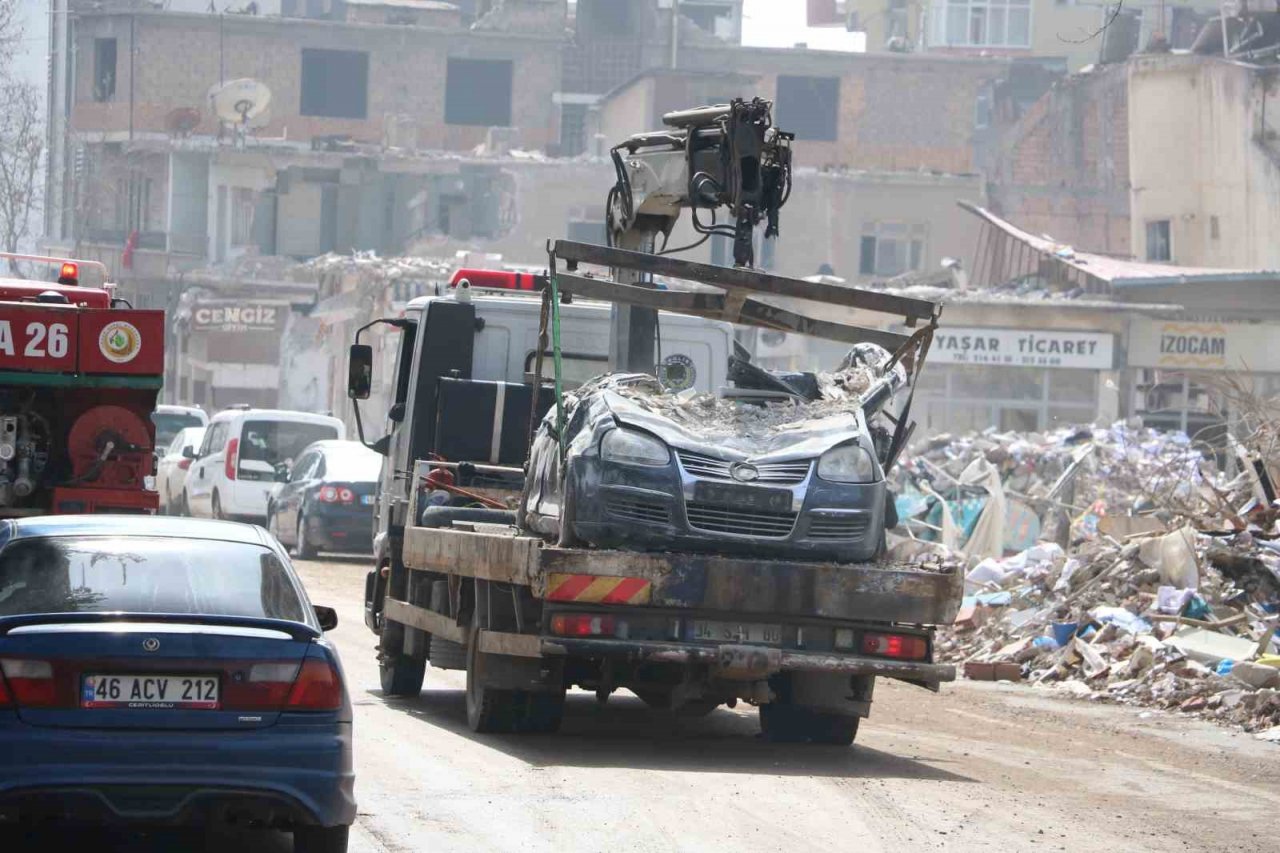 Enkazdan çıkardıkları otomobili elleriyle temizlediler