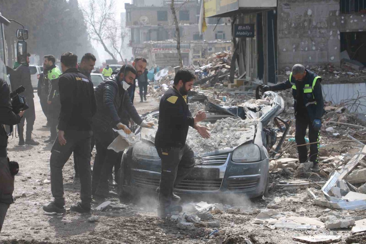 Enkazdan çıkardıkları otomobili elleriyle temizlediler