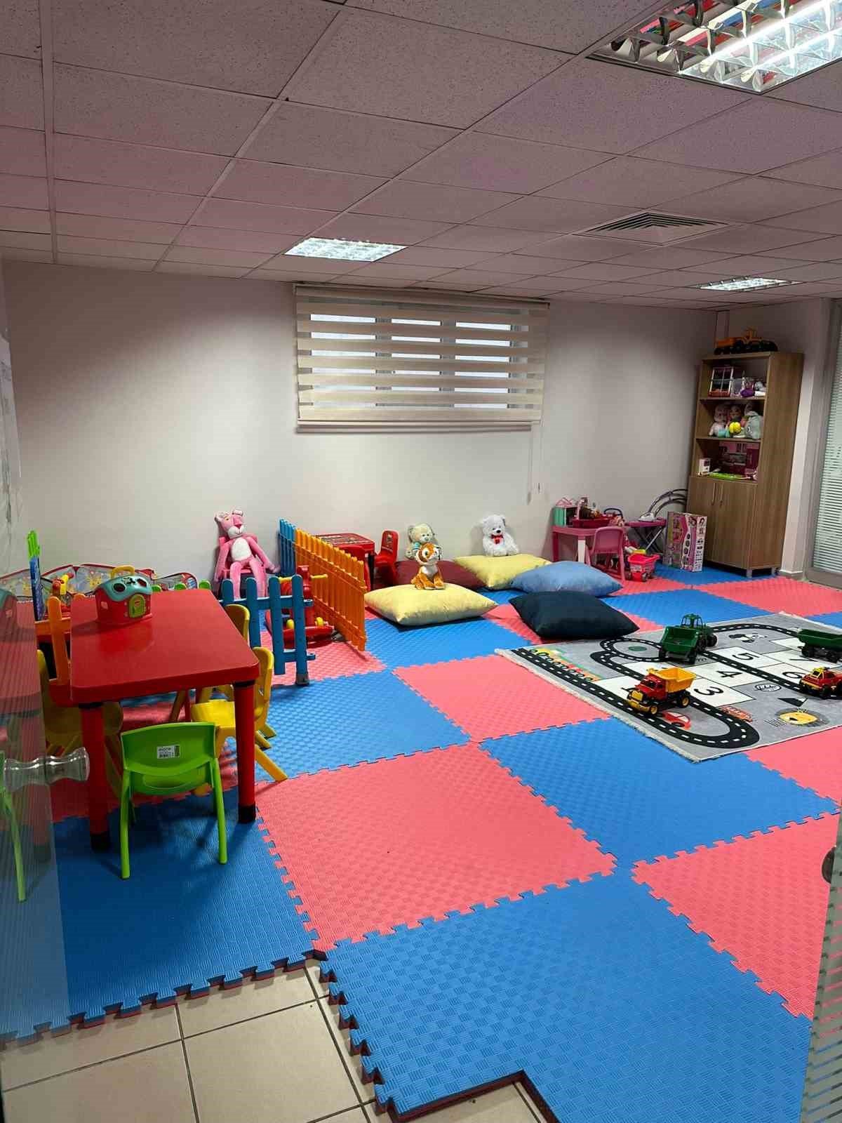 ERÜ Hastanelerinde, depremzede çocuklar için oyun terapisi hizmetleri verilmeye başlandı