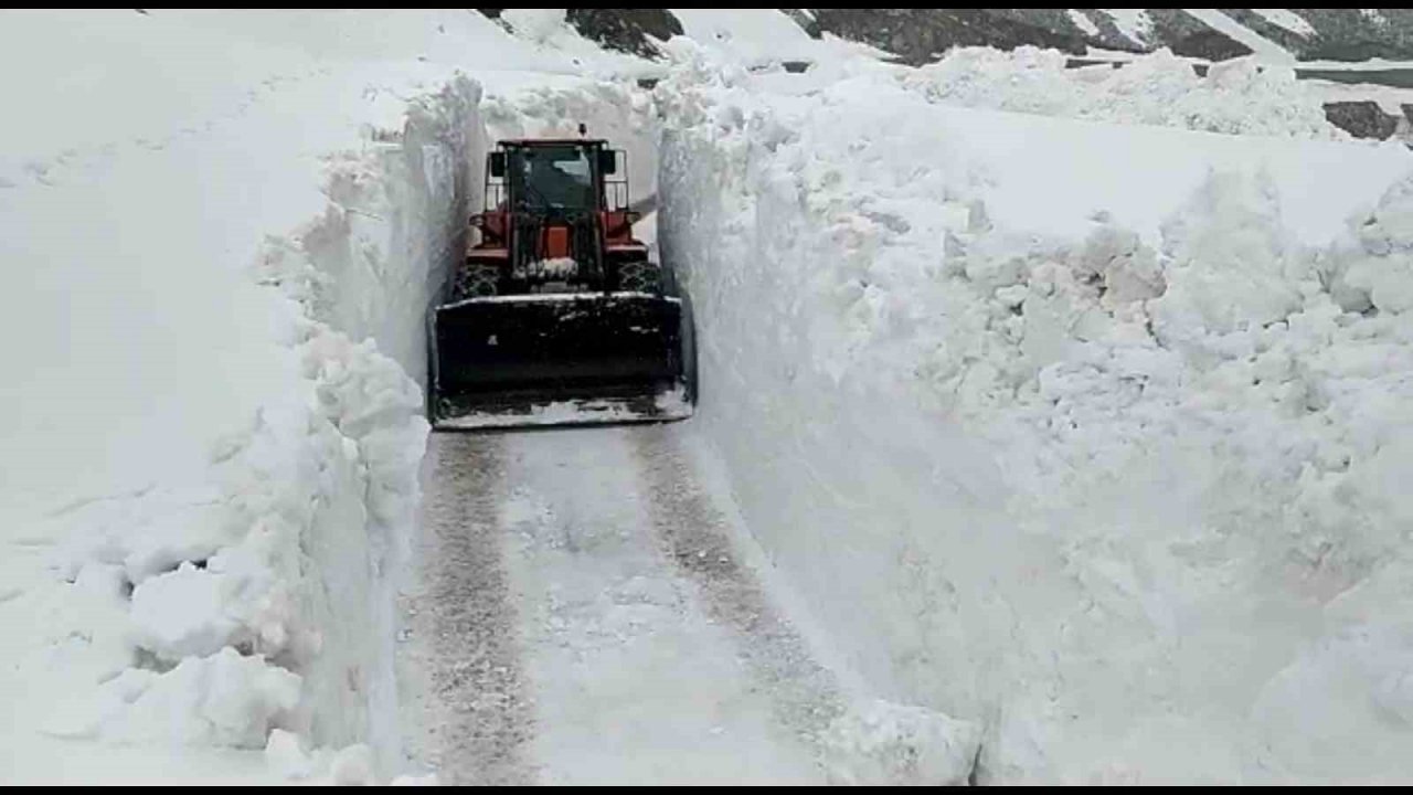 Karın kalınlığı iş makinesinin boyunu aştı: Açılan yollar tünelleri andırıyor