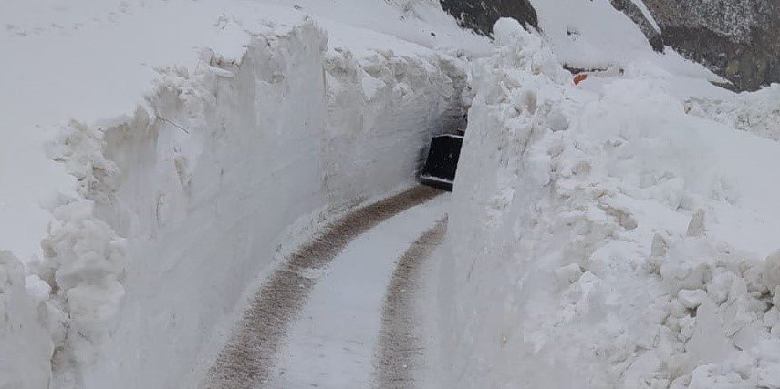 Karın kalınlığı iş makinesinin boyunu aştı: Açılan yollar tünelleri andırıyor