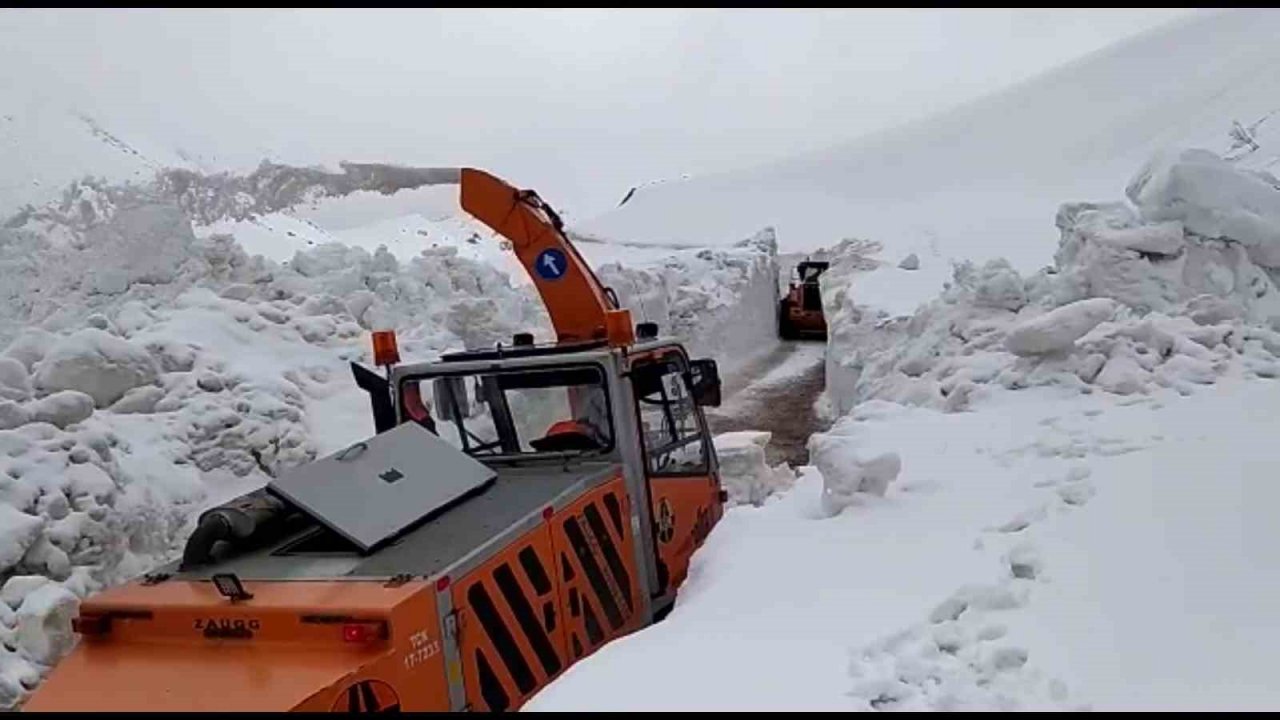 Karın kalınlığı iş makinesinin boyunu aştı: Açılan yollar tünelleri andırıyor