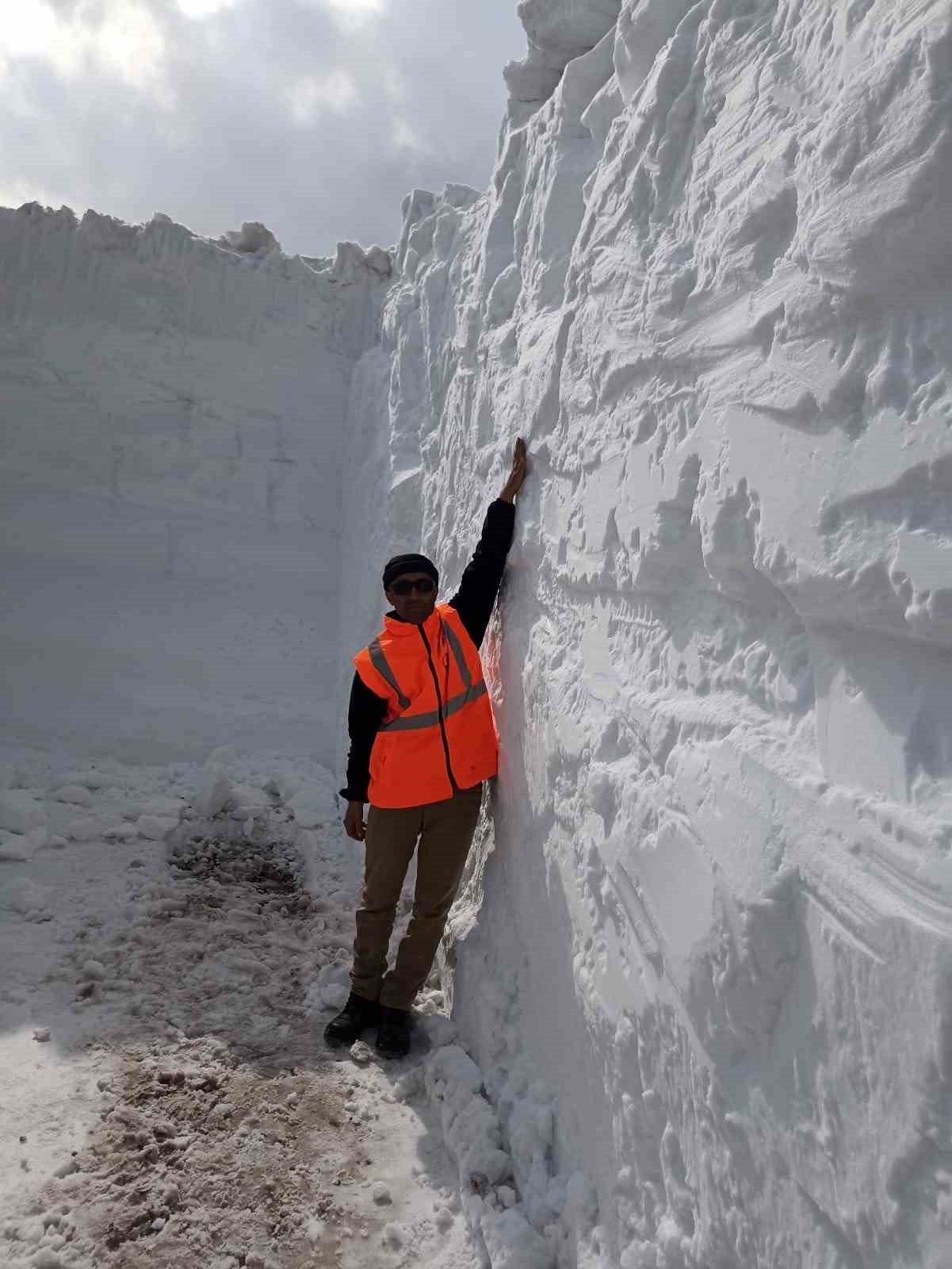 Karın kalınlığı iş makinesinin boyunu aştı: Açılan yollar tünelleri andırıyor