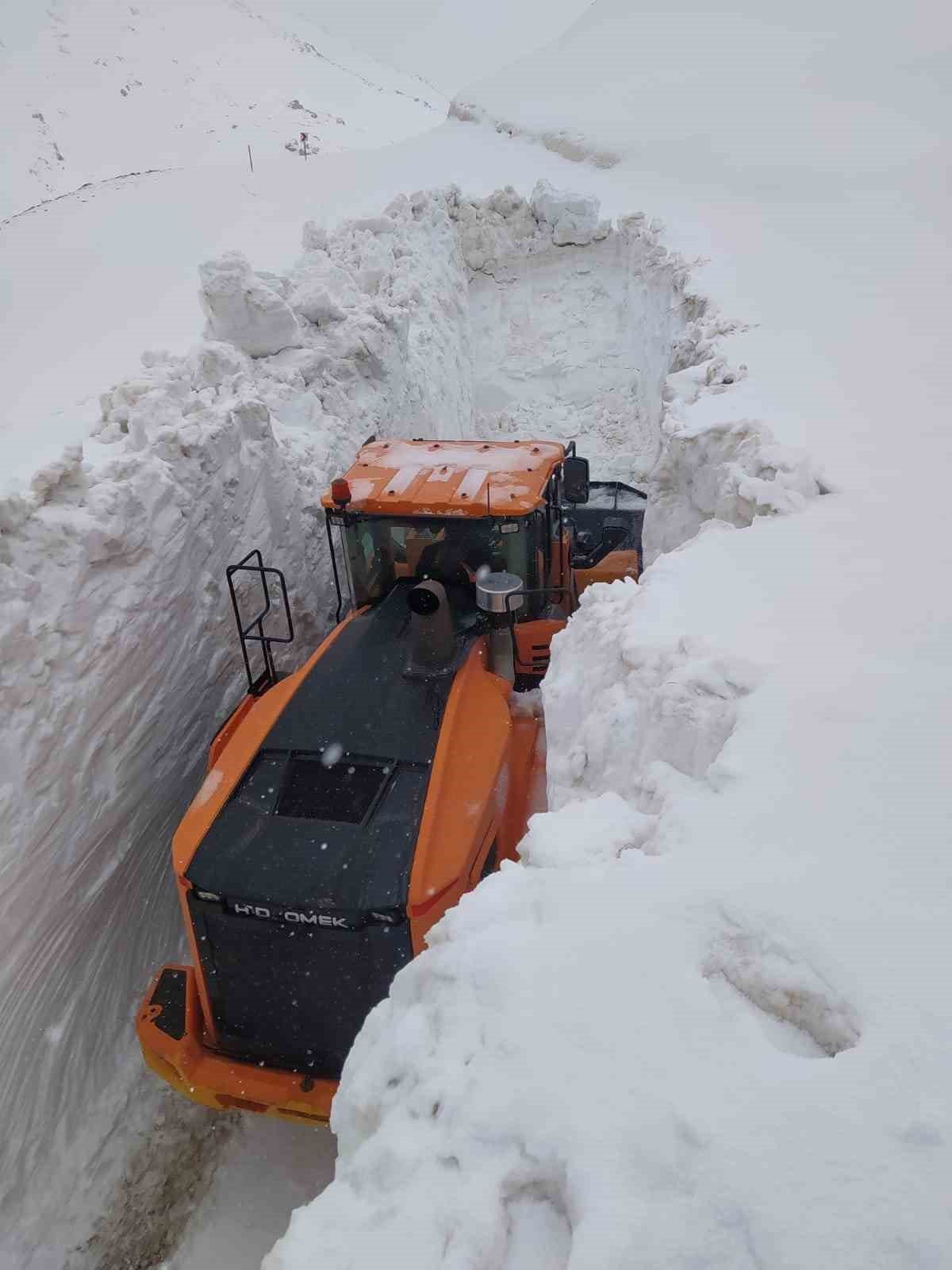 Karın kalınlığı iş makinesinin boyunu aştı: Açılan yollar tünelleri andırıyor