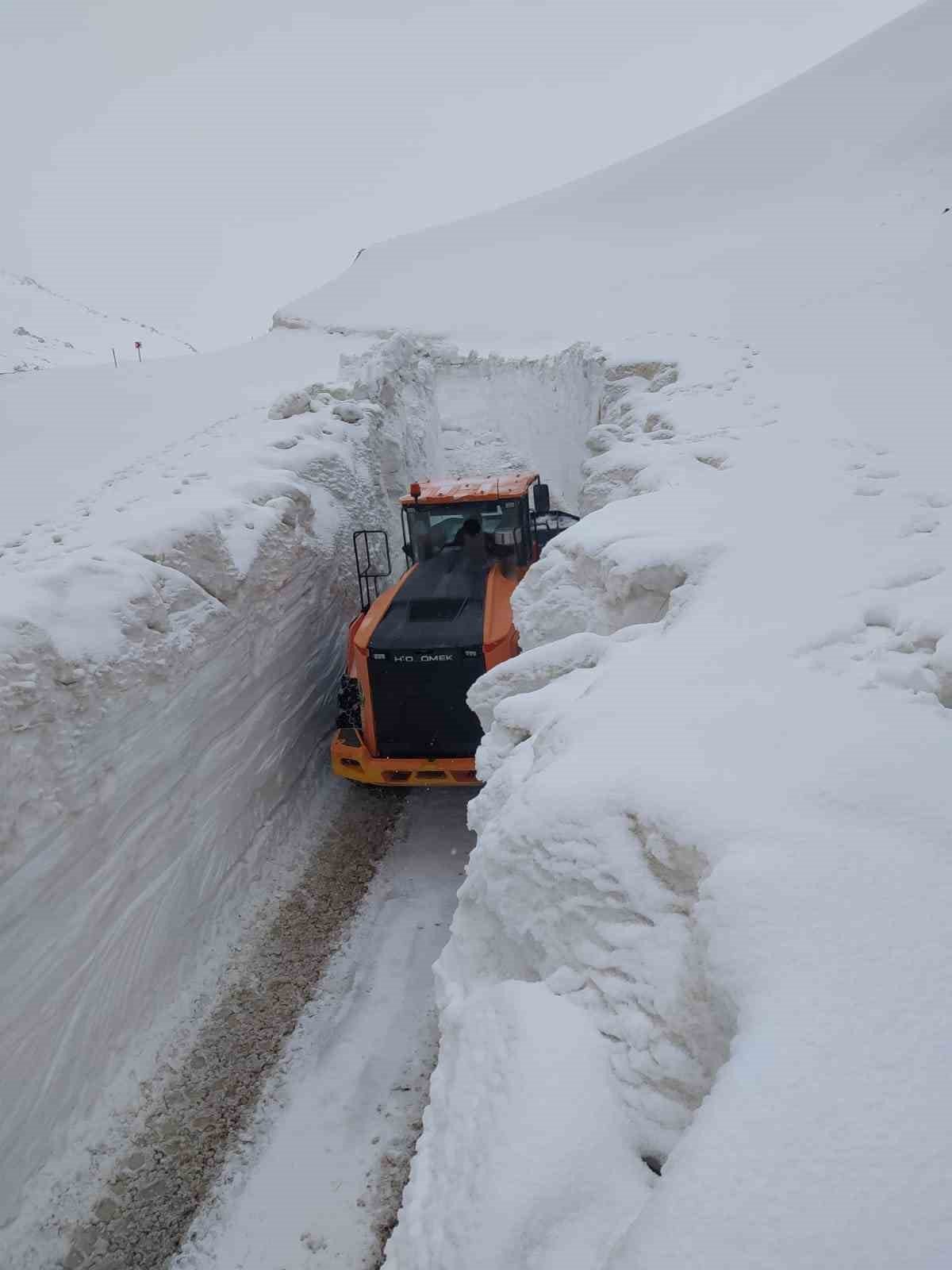 Karın kalınlığı iş makinesinin boyunu aştı: Açılan yollar tünelleri andırıyor