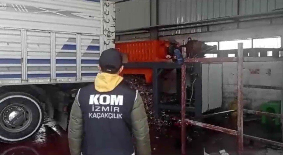 İzmir’de gümrük kaçağı 27 ton ürün ele geçirildi
