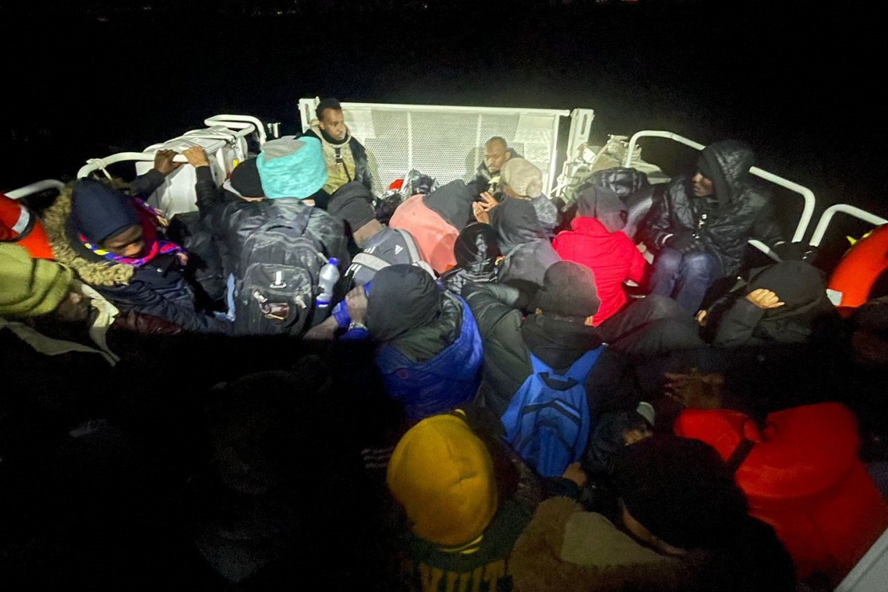 Yunanistan unsurlarınca geri itilen 60 düzensiz göçmen kurtarıldı