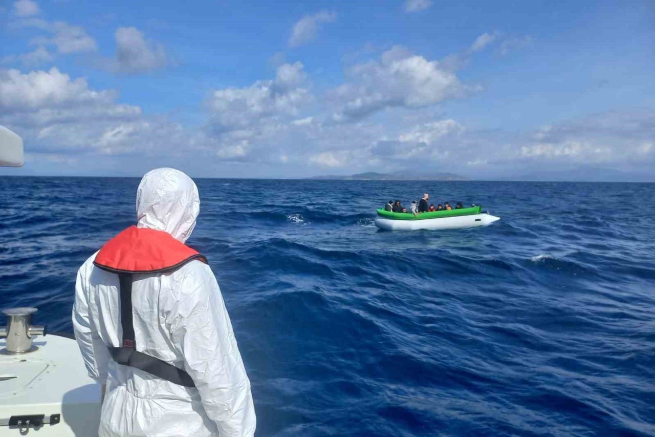 Yunanistan unsurlarınca geri itilen 60 düzensiz göçmen kurtarıldı