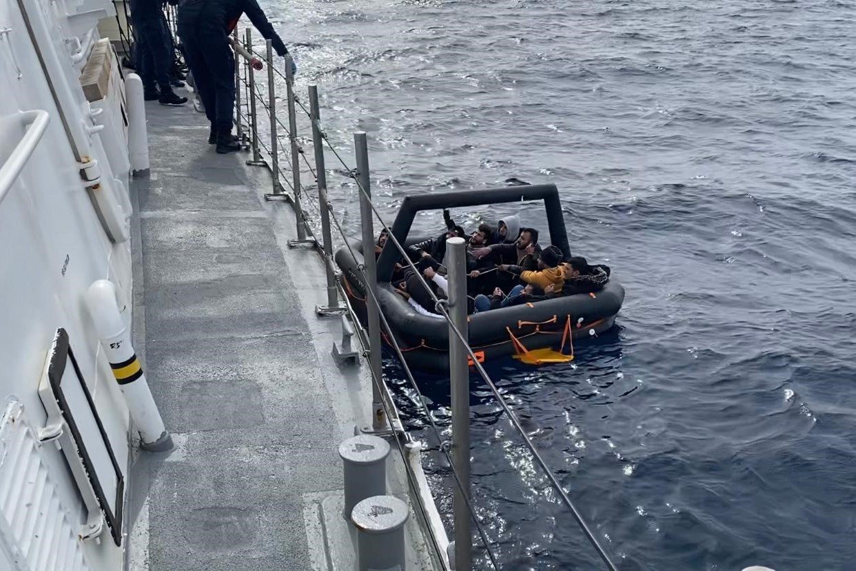 Yunanistan unsurlarınca geri itilen 60 düzensiz göçmen kurtarıldı