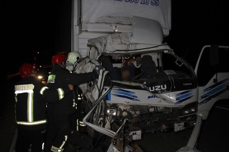 Kamyonet aynı yönde seyreden tıra arkadan çarptı: 1 ölü, 1 ağır yaralı