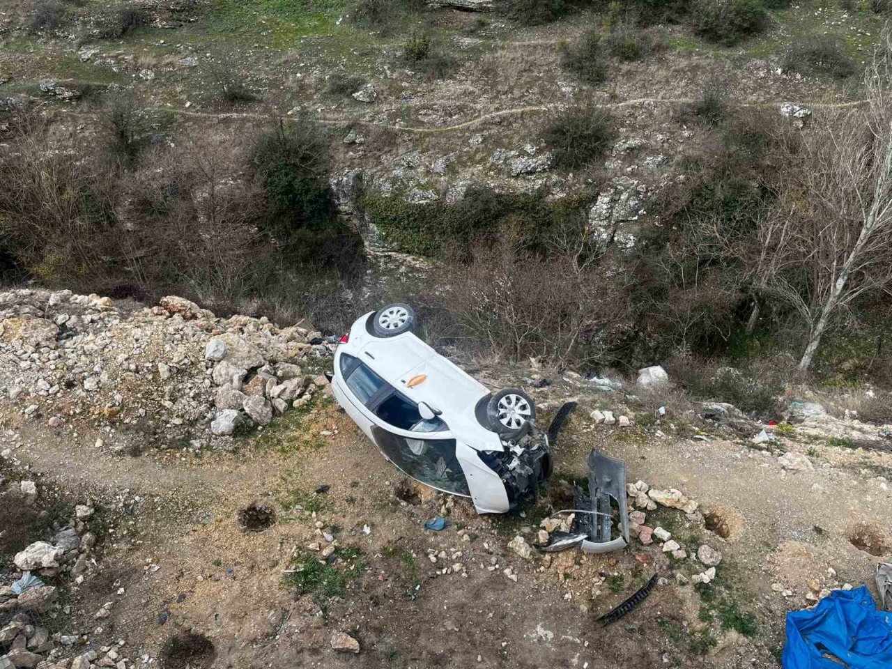 Depremzede sürücü aracıyla 8 metre yükseklikten düştü