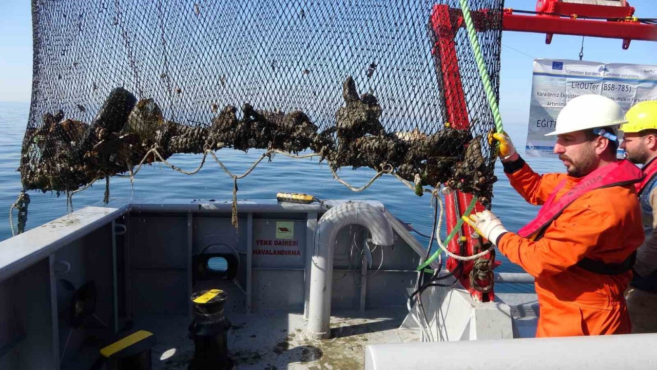 Doç. Dr. Coşkun Erüz: "Denizlerimiz hızla kirleniyor"