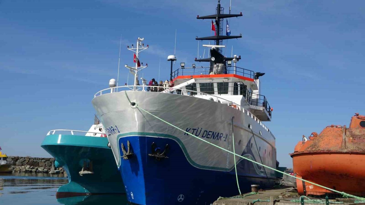 Doç. Dr. Coşkun Erüz: "Denizlerimiz hızla kirleniyor"