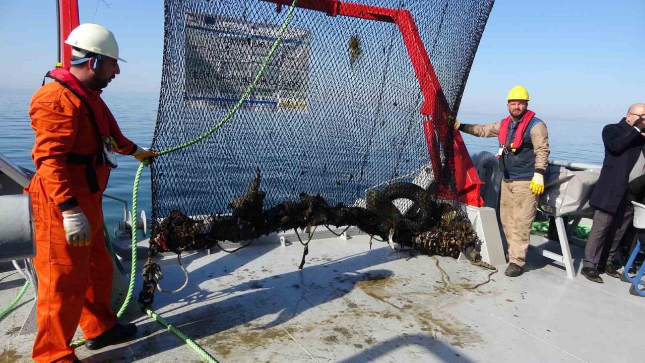 Doç. Dr. Coşkun Erüz: "Denizlerimiz hızla kirleniyor"