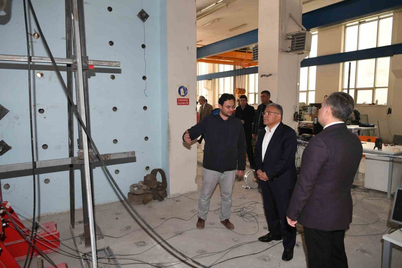 Başkan Büyükkılıç’tan Deprem Araştırma Laboratuvarı’na ziyaret
