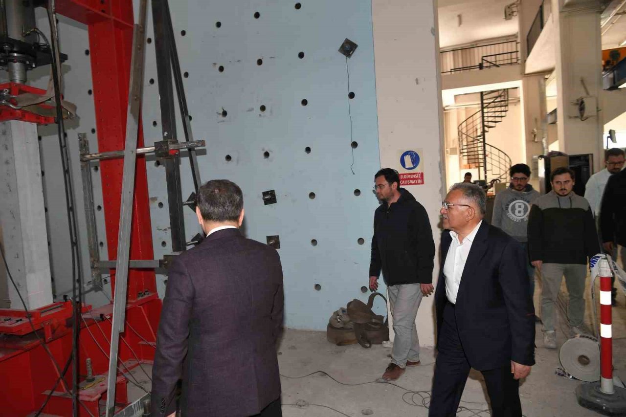 Başkan Büyükkılıç’tan Deprem Araştırma Laboratuvarı’na ziyaret