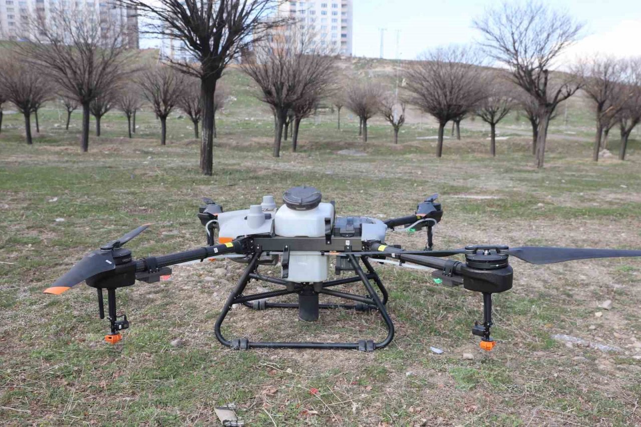 Kayseri Büyükşehir’den drone ile park ilaçlama hizmeti