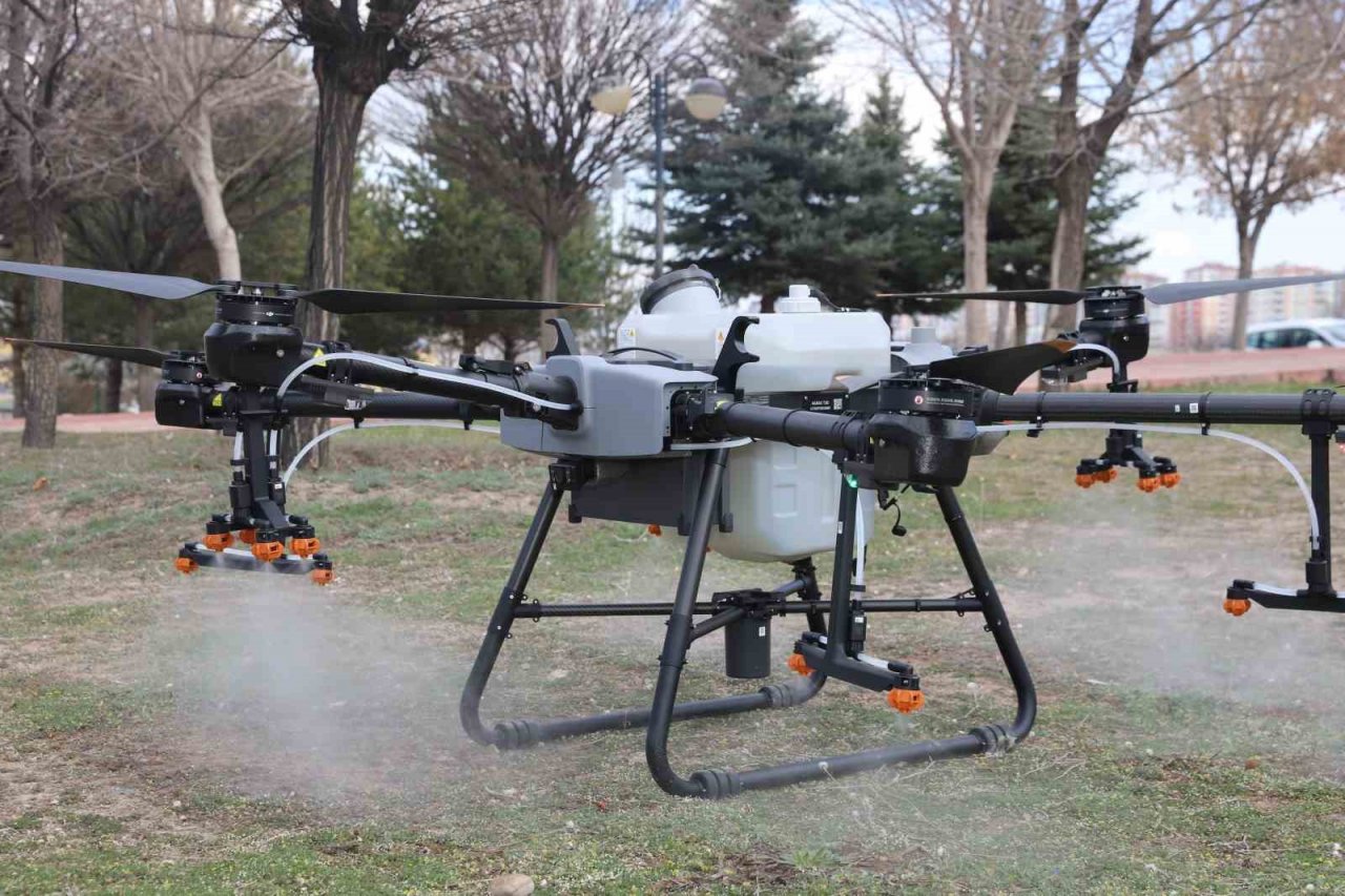Kayseri Büyükşehir’den drone ile park ilaçlama hizmeti