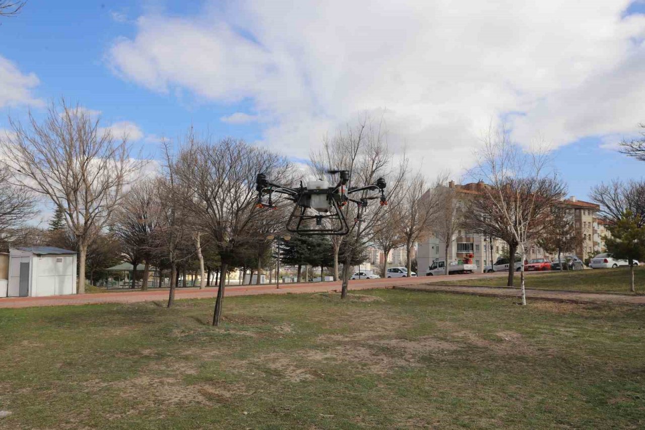 Kayseri Büyükşehir’den drone ile park ilaçlama hizmeti