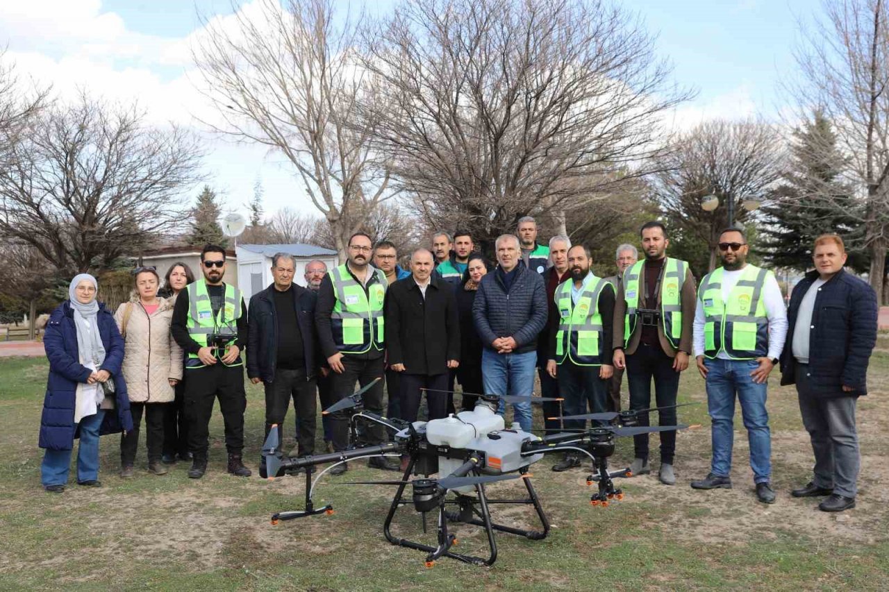 Kayseri Büyükşehir’den drone ile park ilaçlama hizmeti