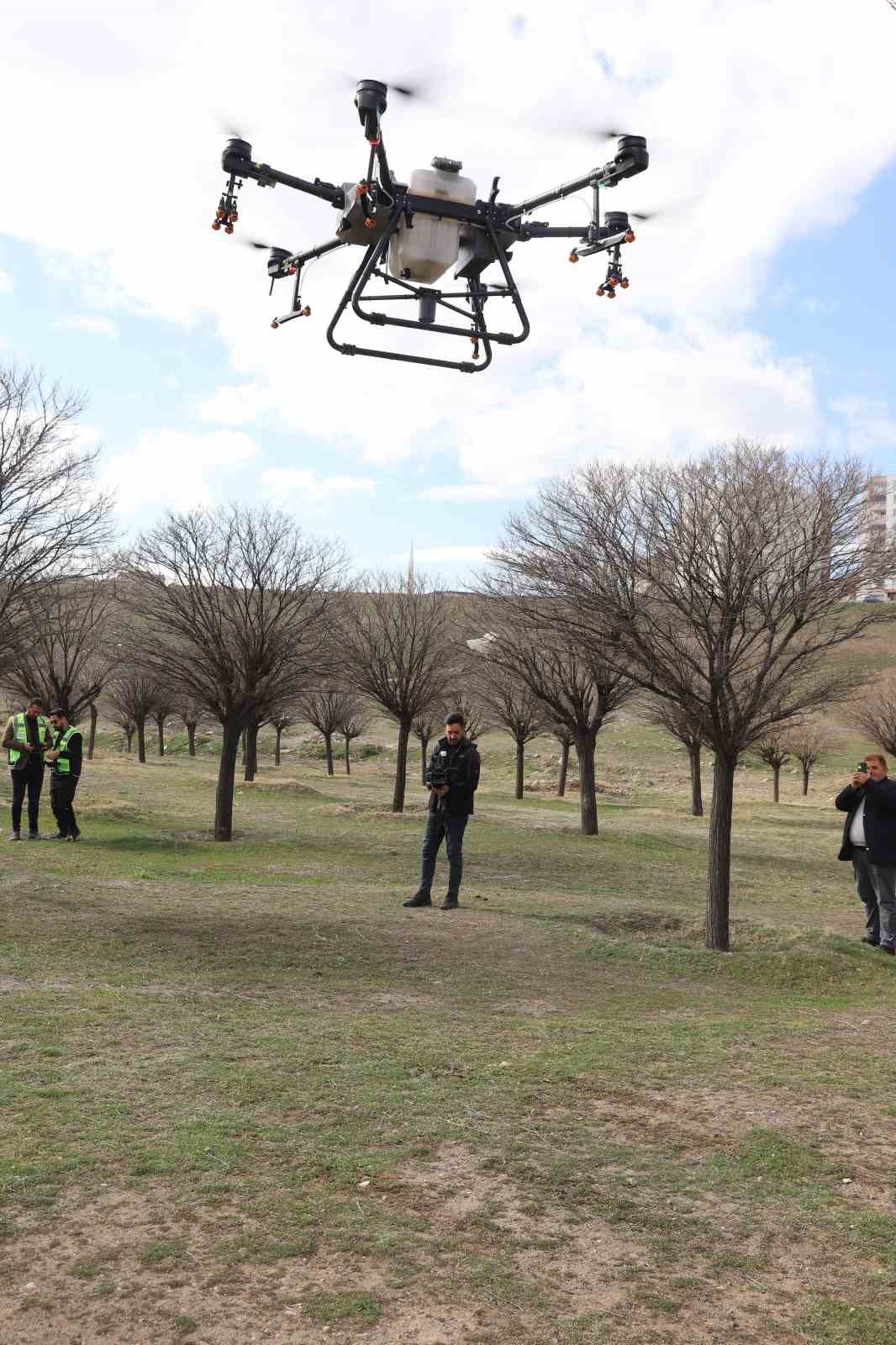 Kayseri Büyükşehir’den drone ile park ilaçlama hizmeti