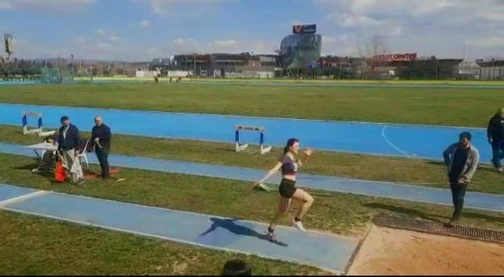 3 adım atlamada şampiyonluğu göğüsledi