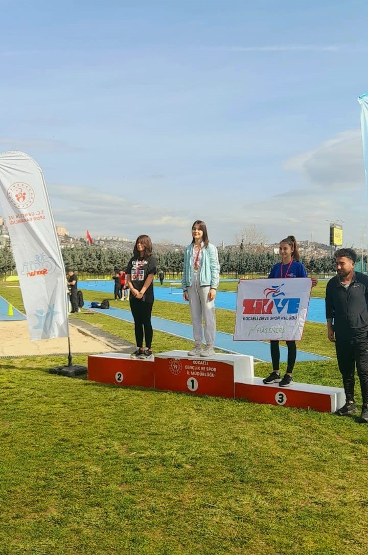 3 adım atlamada şampiyonluğu göğüsledi