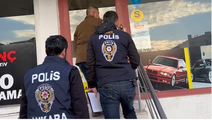 Depremzedeleri internette yayınladıkları sahte emlak ilanıyla dolandıran üç fırsatçı yakalandı