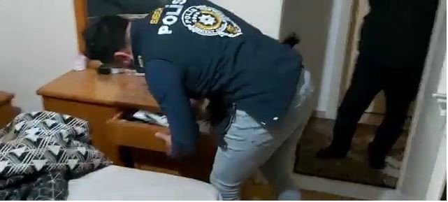 Depremzedeleri internette yayınladıkları sahte emlak ilanıyla dolandıran üç fırsatçı yakalandı