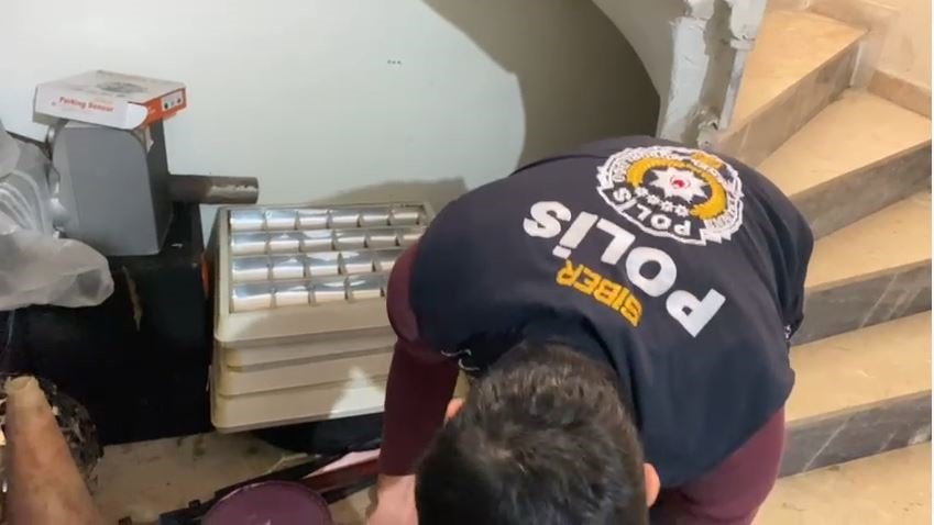 Depremzedeleri internette yayınladıkları sahte emlak ilanıyla dolandıran üç fırsatçı yakalandı