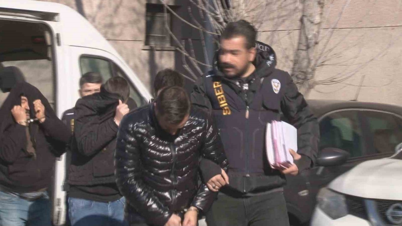 Depremzedeleri internette yayınladıkları sahte emlak ilanıyla dolandıran üç fırsatçı yakalandı