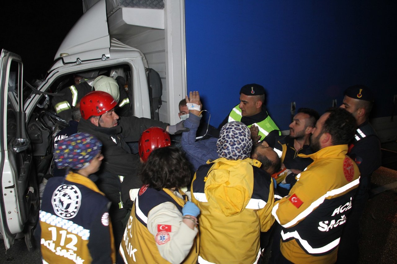 Kamyonet aynı yönde seyreden tıra arkadan çarptı: 1 ölü, 1 ağır yaralı