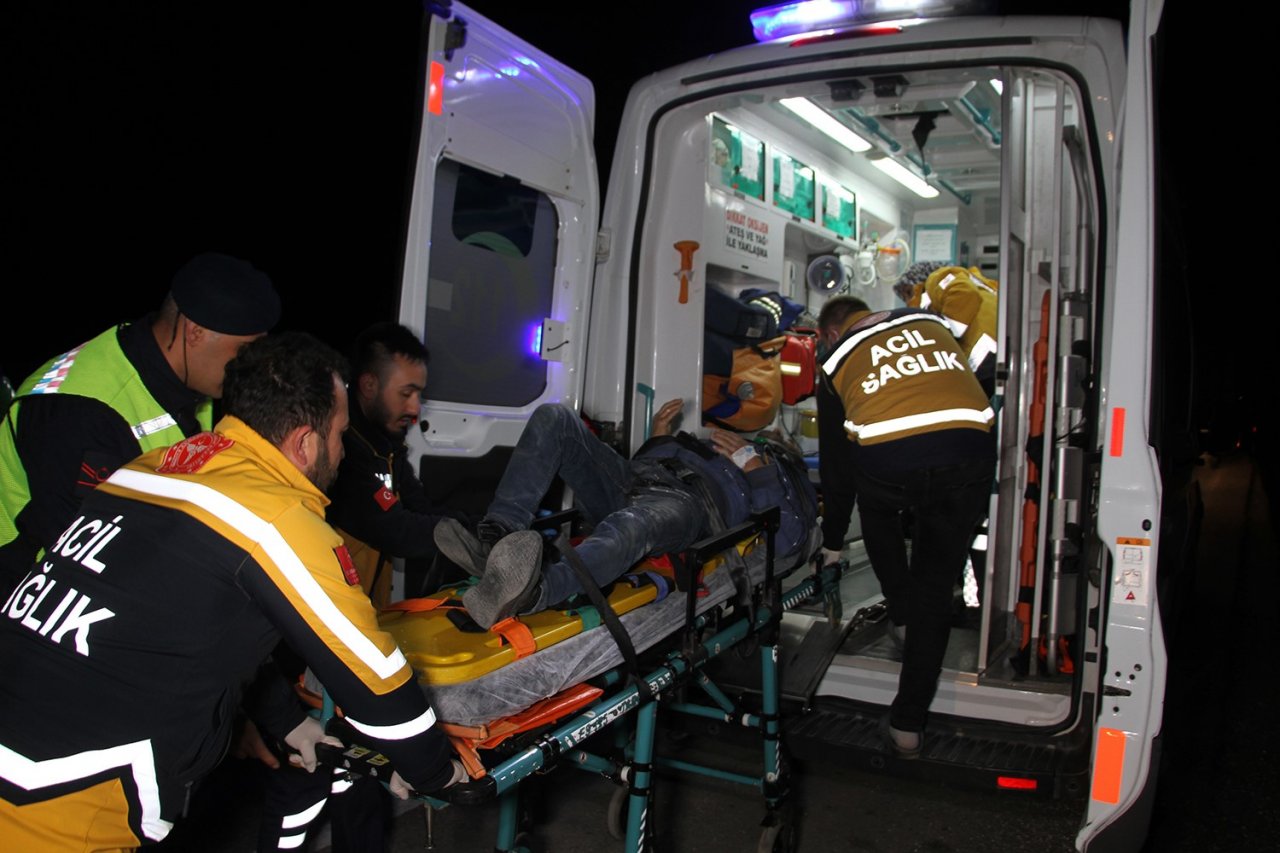 Kamyonet aynı yönde seyreden tıra arkadan çarptı: 1 ölü, 1 ağır yaralı