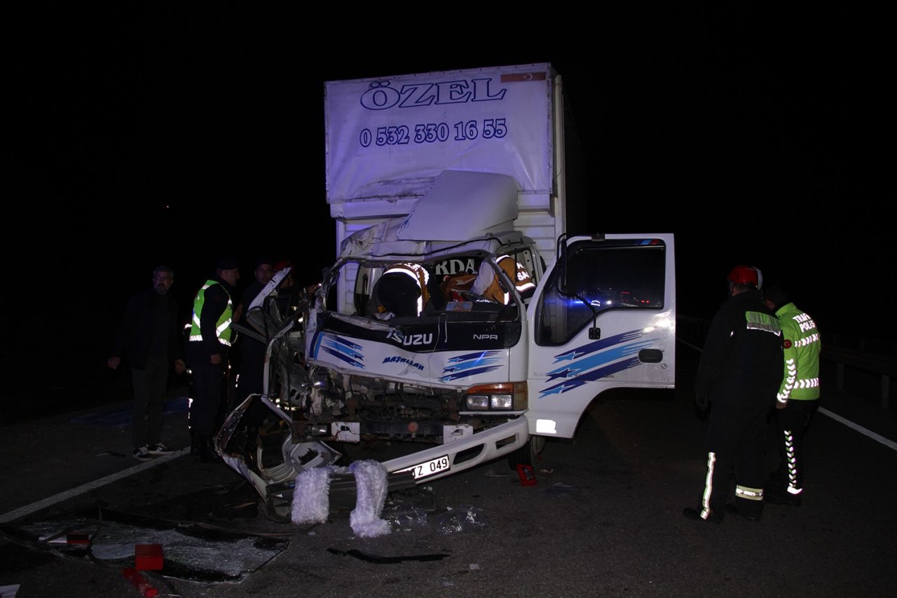 Kamyonet aynı yönde seyreden tıra arkadan çarptı: 1 ölü, 1 ağır yaralı