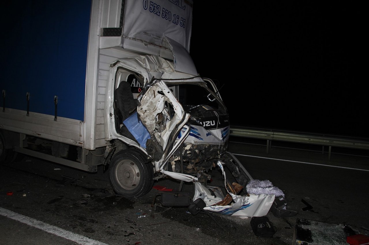 Kamyonet aynı yönde seyreden tıra arkadan çarptı: 1 ölü, 1 ağır yaralı