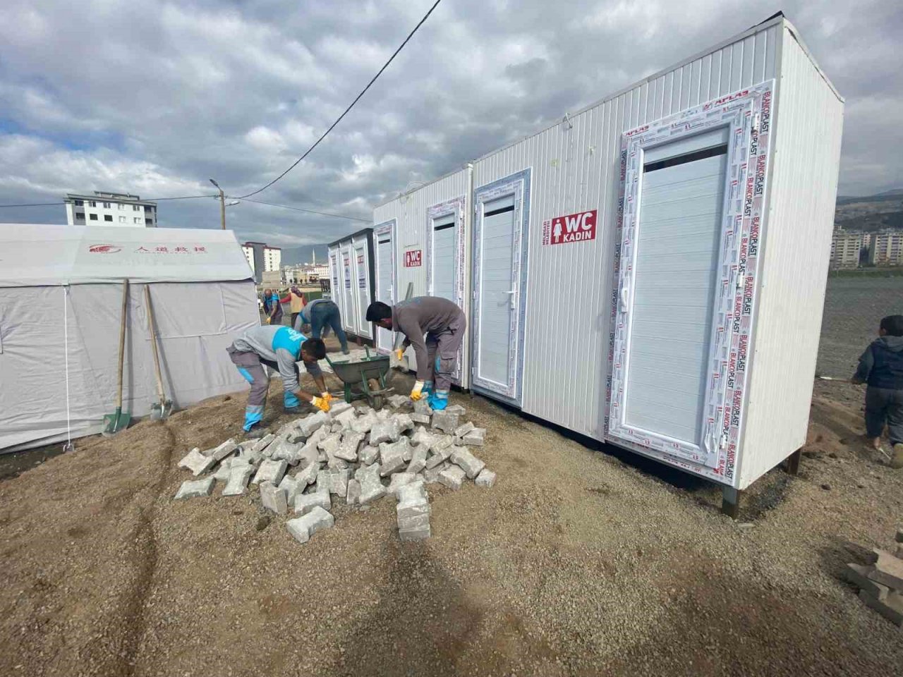 Melikgazi çadır kent ve konteyner kentlerde alt ve üst yapı çalışmalarına hızla devam ediyor