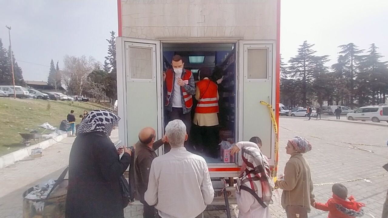 Eczacılar depremin yaralarını sarıyor
