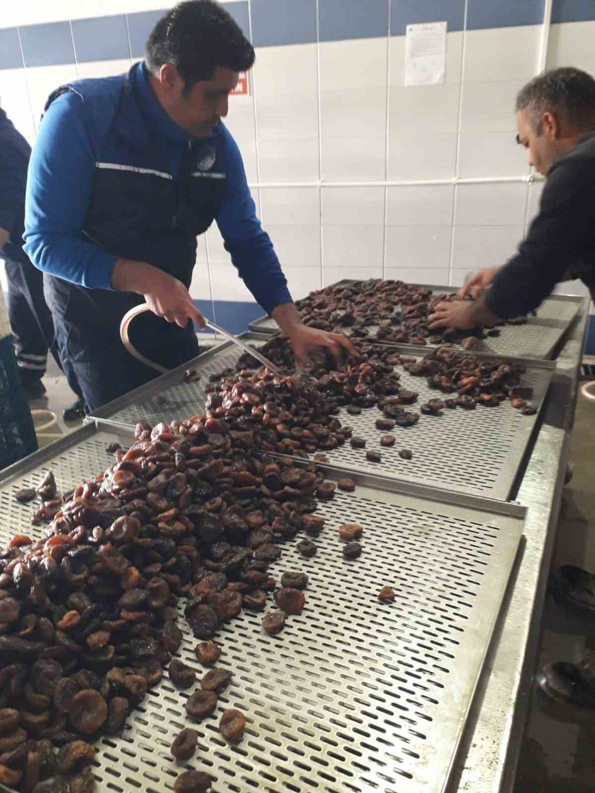 Büyükşehir, Malatya’da üreticilerden satın aldığı kayısıları ücretsiz dağıtacak