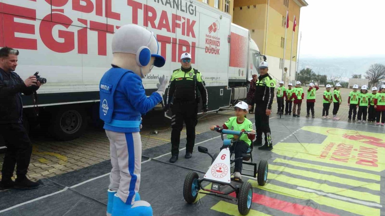 Muğla’da öğrencilere Mobil Trafik tırı ile trafik eğitimleri veriliyor