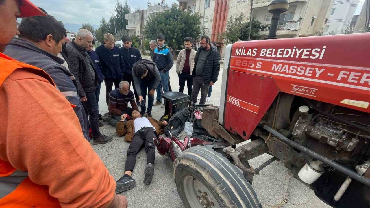 Milas’ta traktöre çarpan motosikletli kurye yaralandı