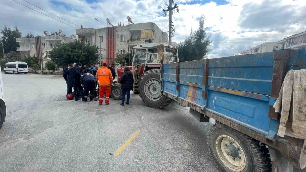 Milas’ta traktöre çarpan motosikletli kurye yaralandı
