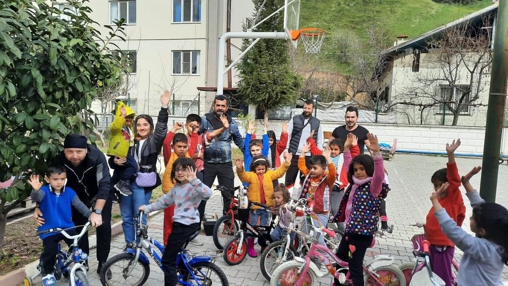 Depremzede çocukları mutlu ettiler