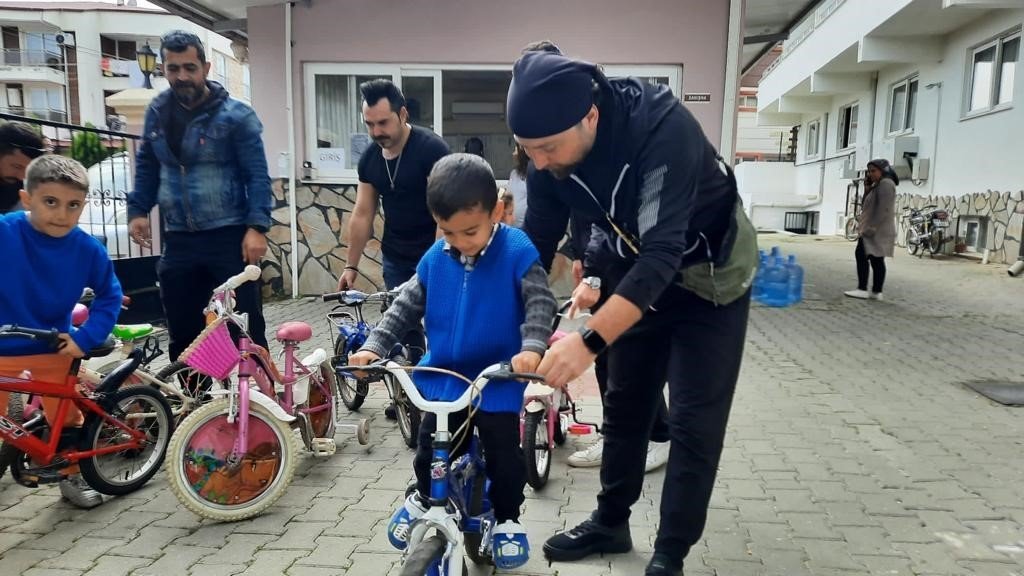 Depremzede çocukları mutlu ettiler