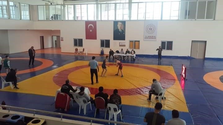 Güreşte Manisa’yı Sarıgöl Mustafa Metin İmam Hatip Ortaokulu temsil edecek