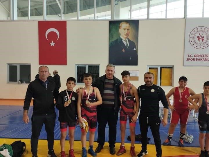 Güreşte Manisa’yı Sarıgöl Mustafa Metin İmam Hatip Ortaokulu temsil edecek