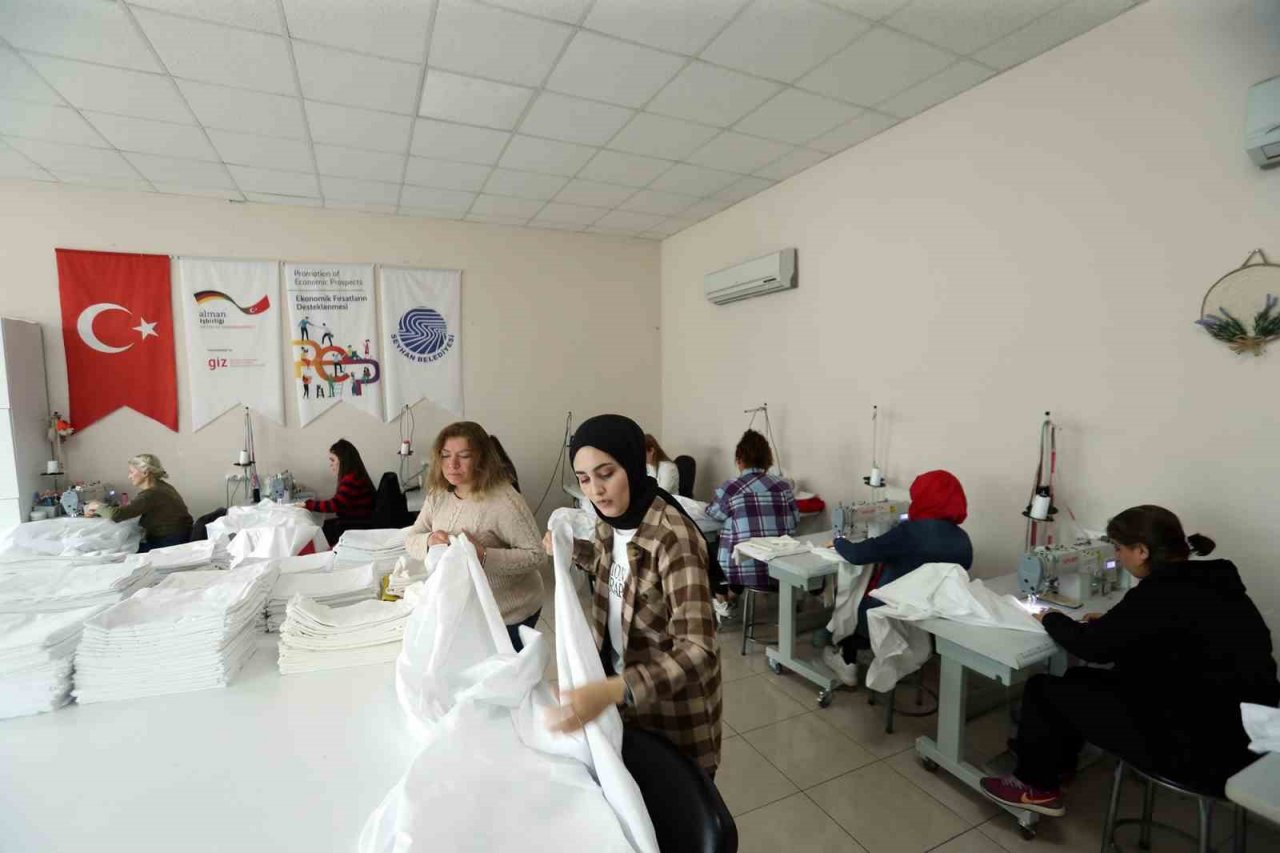 Seyhanlı kadınlar depremzedeler için üretiyor
