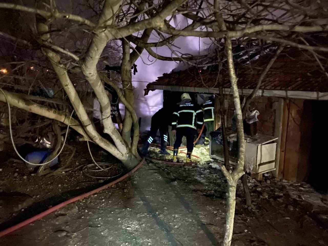 Sinop’ta ahır ve ambar yangını