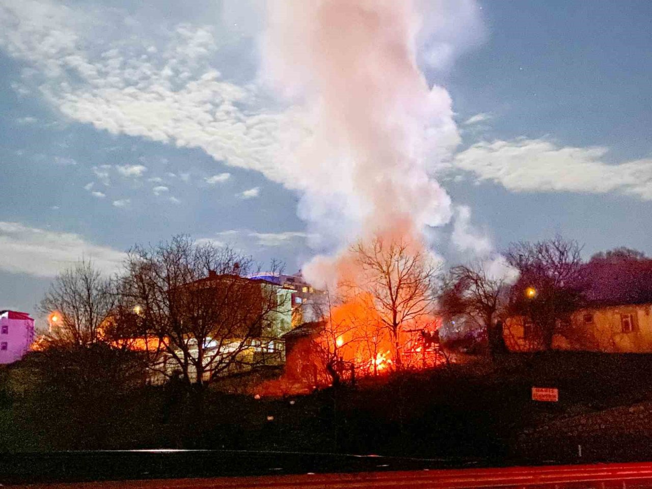 Sinop’ta ahır ve ambar yangını