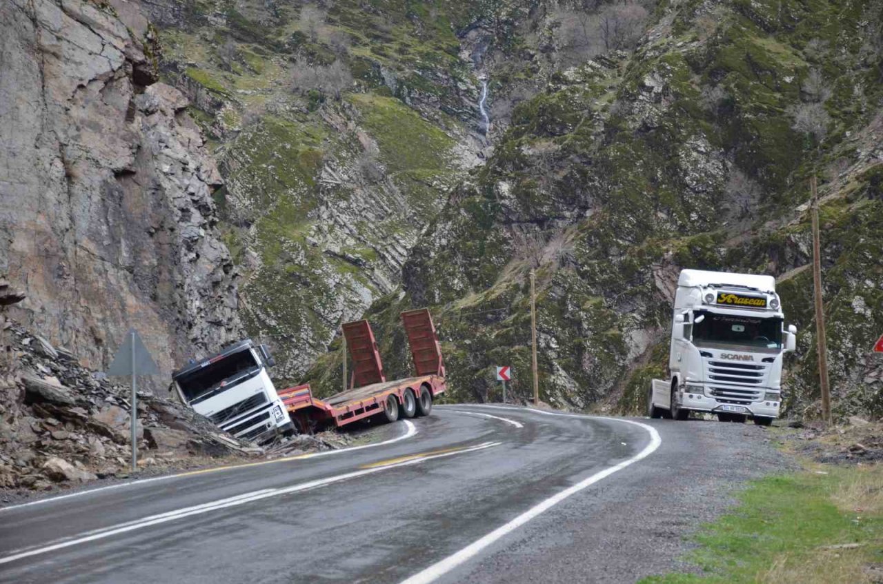 Beytüşşebap’ta virajı alamayan tır yol kenarına savruldu